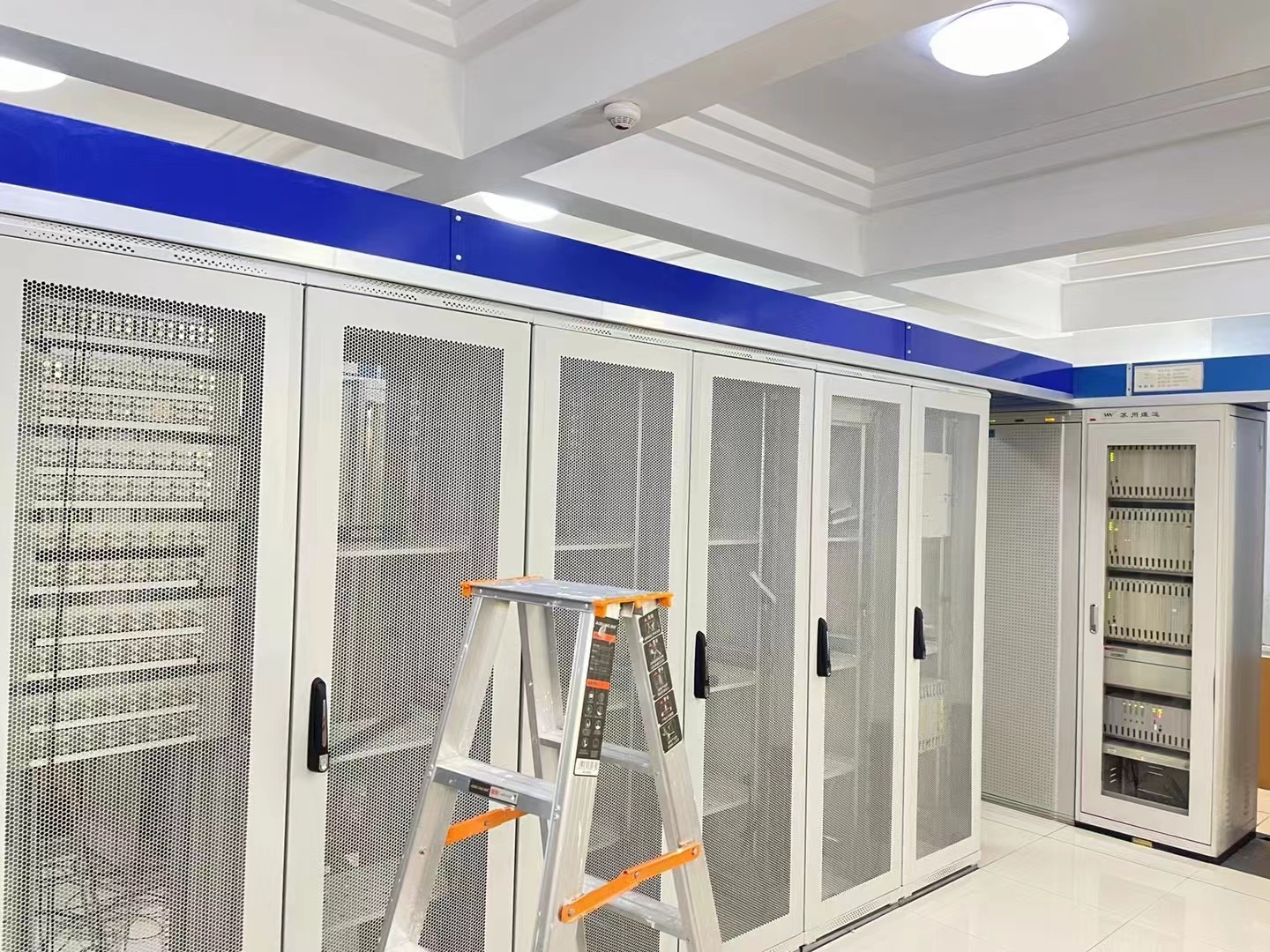 南方電網半密封走線架，UPS加強走線架，鍍鎳網格橋架，ABS光纖槽，